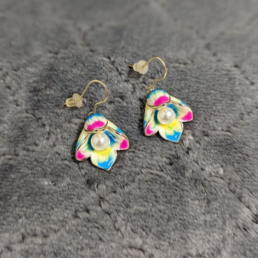 NWOT Lovely Blucome Floral Enamel w/ Faux Pearl Center Pierced Earrings - Picture 5 of 5